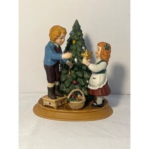 Avon Christmas Memories 1982 Second Edition‎ Figurine Decorating Tree